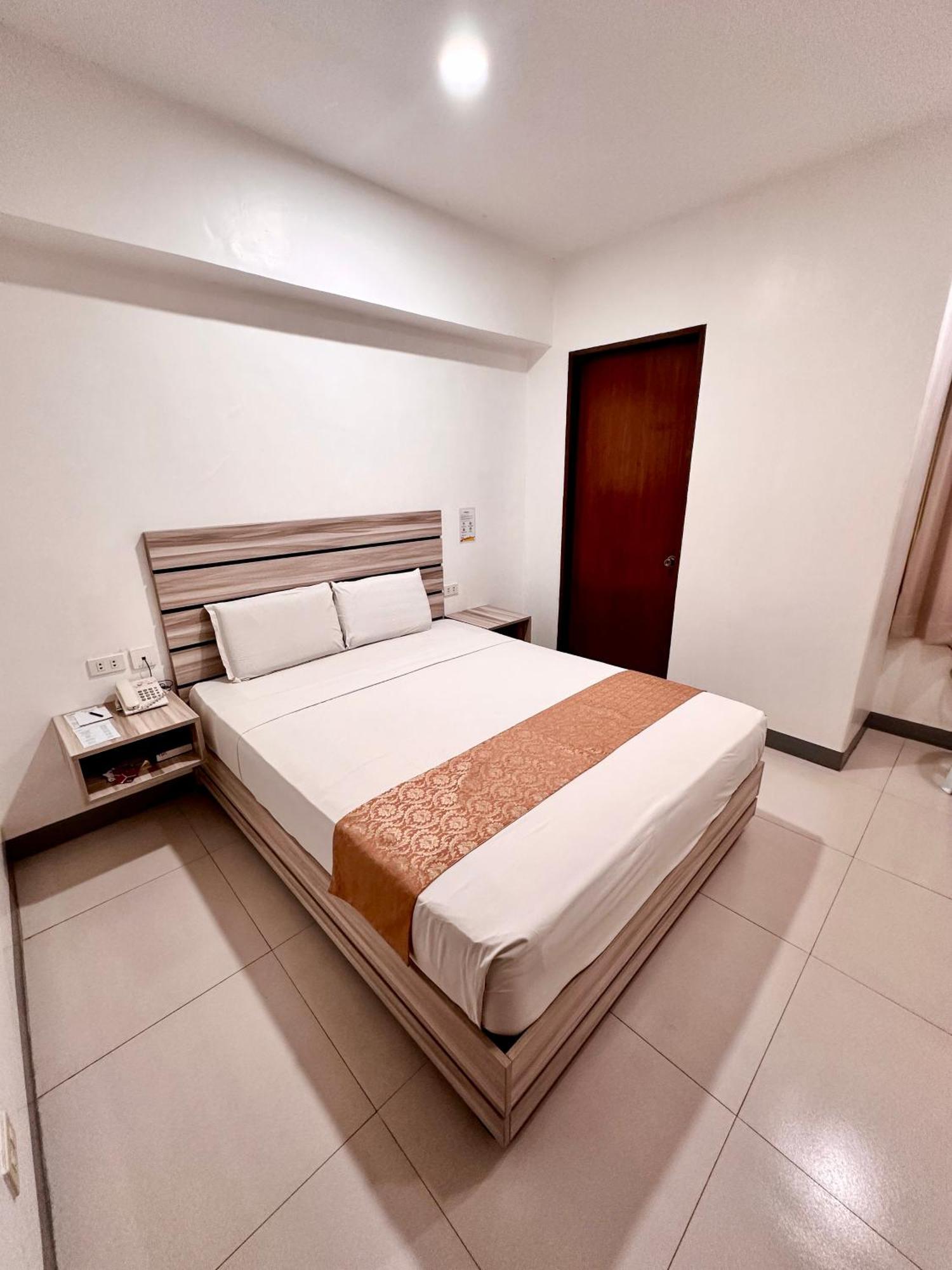סבו Travelbee Fuente Inn מראה חיצוני תמונה